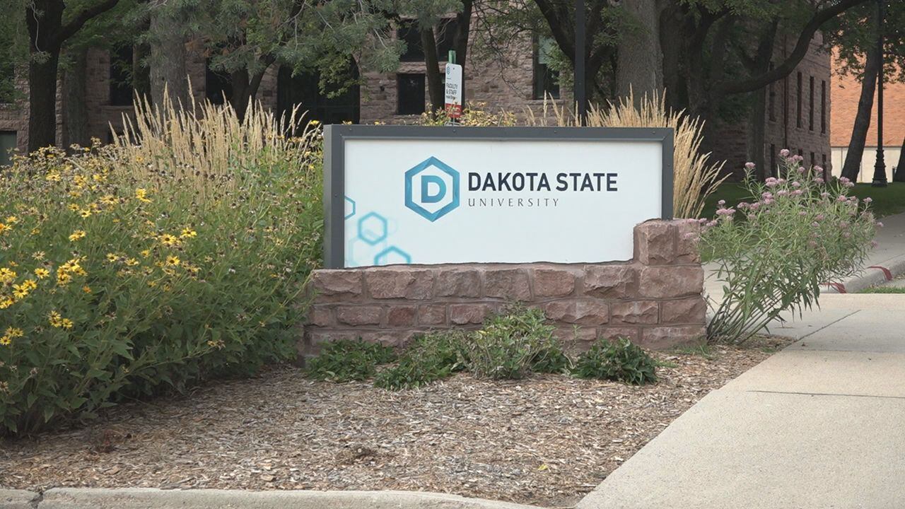 Сотрудники конгресса посетили киберлаборатории Dakota State University для обсуждения развития широкополосного интернета и кибербезопасности