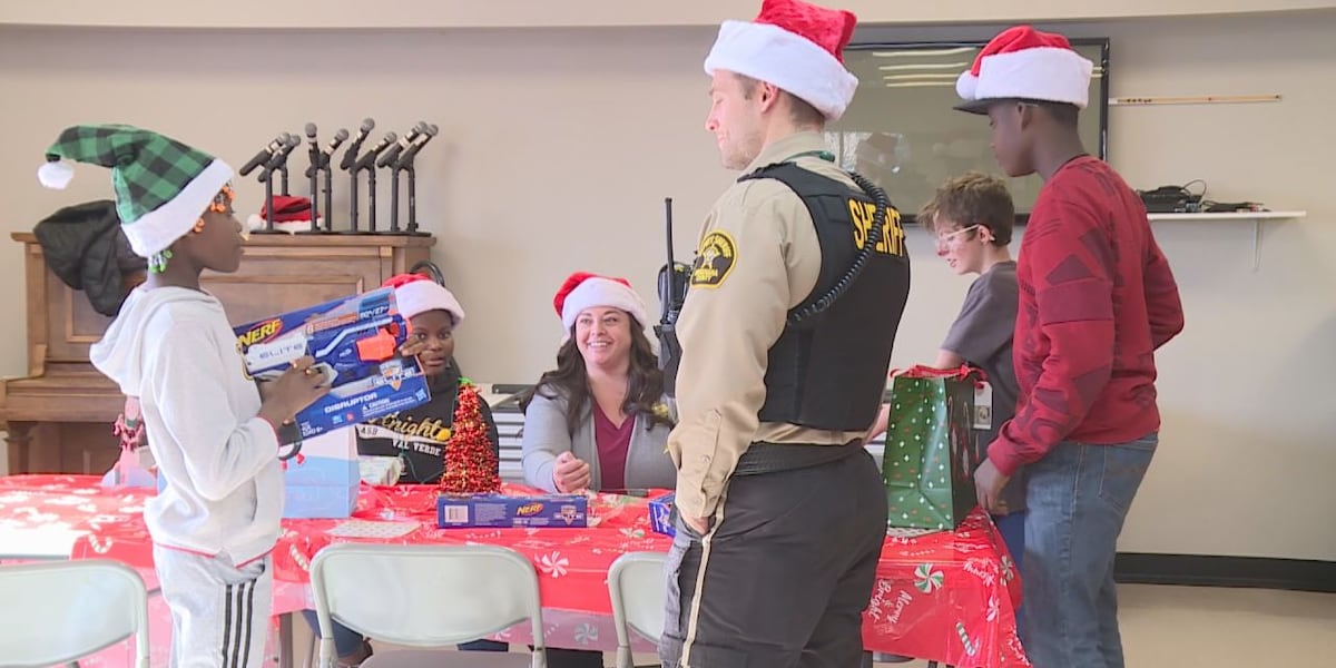 Deputies help families in need with Christmas shopping Deputies help families in need with Christmas shopping